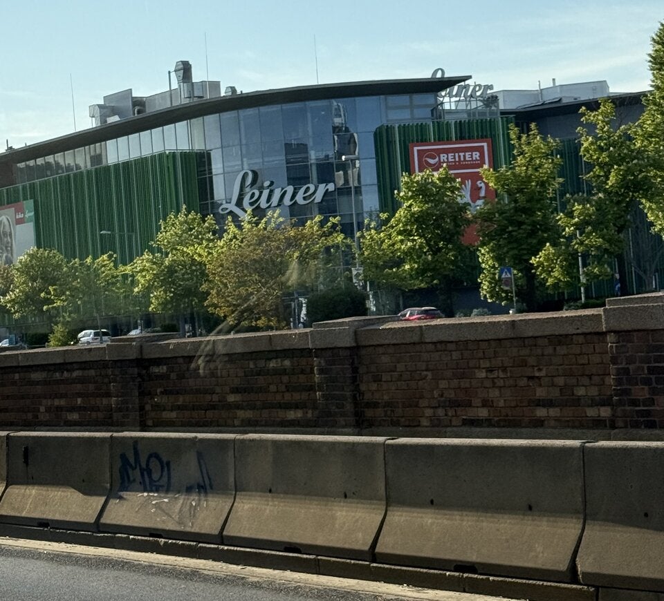 Betten Reiter: Auffällige Werbung beim ehemaligen kika/leiner in Wien West.