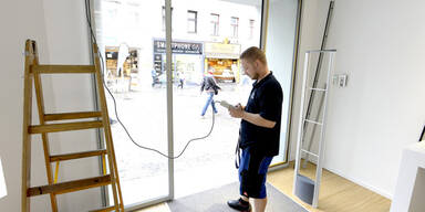 Rammbock-Bande rast in Elektroladen