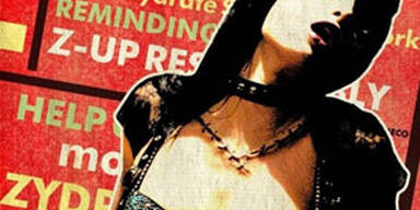 Paris Hilton als singende Goth-Braut