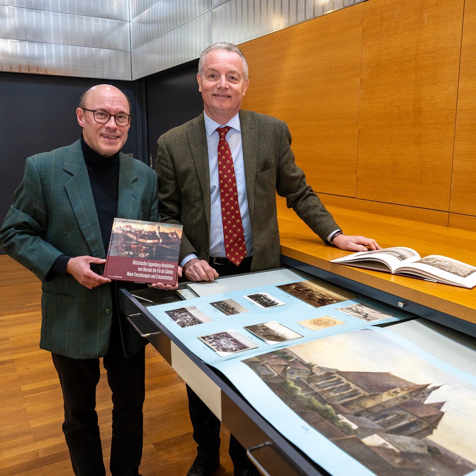 Die Autoren des Buches „Historische Eggenburg-Ansichten von Barock bis Fin de Siècle“ (v.l.) Gerhard Dafert und Ralph Andraschek-Holzer. 