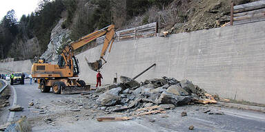 Tirol: Felssturz kracht auf Urlauberauto