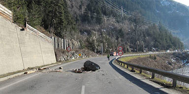 Tirol: Felssturz kracht auf Urlauberauto
