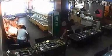 China-Grill: Frau geht in Flammen auf 