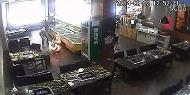 China-Grill: Frau geht in Flammen auf 