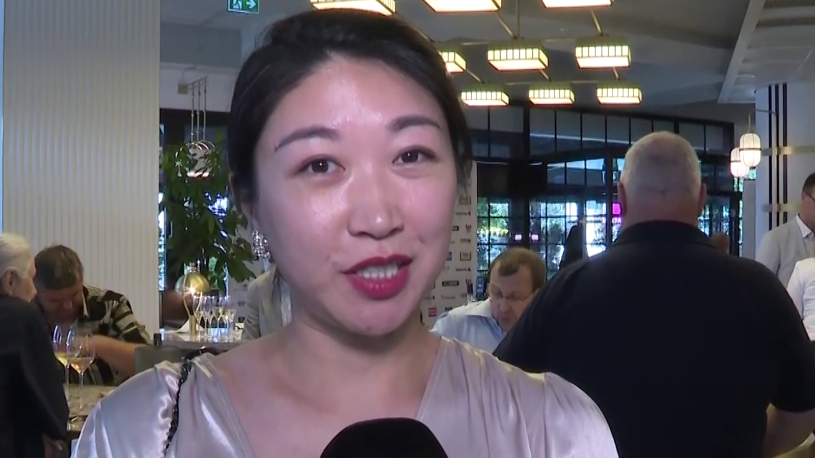 Yawen Sun im Interview - oe24.tv