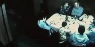 Betrunkener rast mit Auto in Restaurant