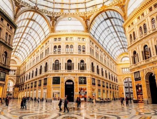 Wahrzeichen der Stadt. Galleria Umberto I die bekannte Einkaufspassage mit stilvollem Glasdach in der Altstadt von Neapel.