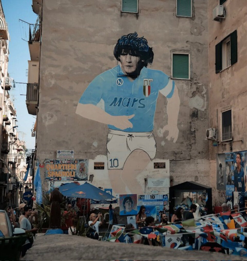 Fußball-Star Diego Maradonna, berühmt für seien Dribbelkünste und Stürmer bei SSC Napoli, lebt hier noch weiter.