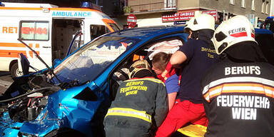 Auto kracht in Bim - Fahrer  verletzt 