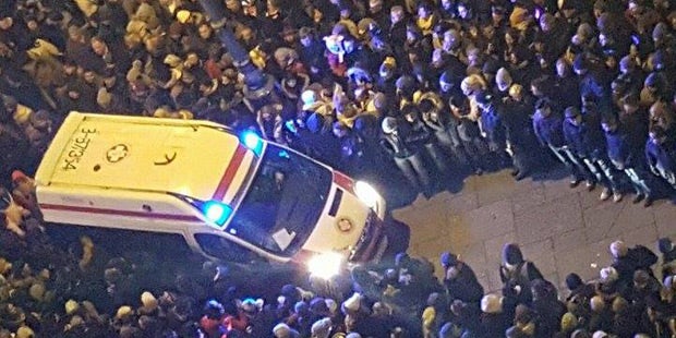 Rettung fährt mitten durch Silvestertrubel