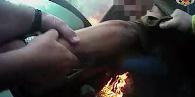 Hier wird ein Mann aus seinem brennenden Auto gerettet