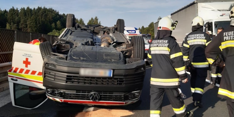 Rettungs-Auto crasht auf der Autobahn: Patientin verletzt