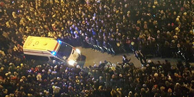 Rettung f&auml;hrt mitten durch Silvestertrubel