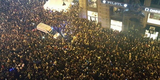 Rettung fährt mitten durch Silvestertrubel