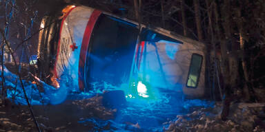 Rettung kracht e bei Einsatz gegen Baum