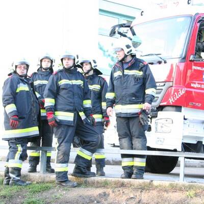 Krankenwagen blieb im Schlamm stecken