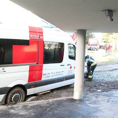 Krankenwagen blieb im Schlamm stecken