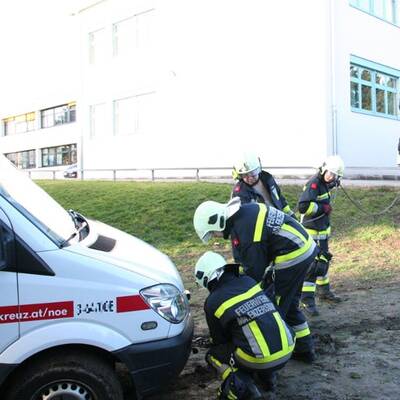 Krankenwagen blieb im Schlamm stecken