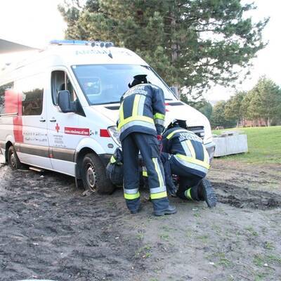 Krankenwagen blieb im Schlamm stecken