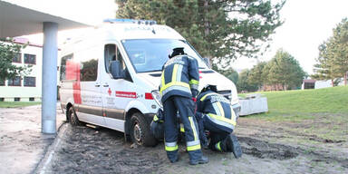 Rettungsauto blieb im Schlamm stecken