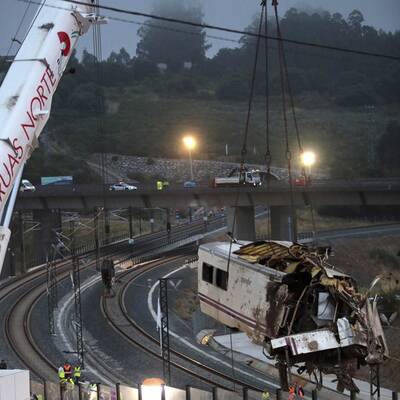 Hochgeschwindigkeitszug entgleist im spanischen Pilgerort Santiago 