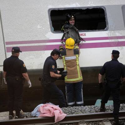 Hochgeschwindigkeitszug entgleist im spanischen Pilgerort Santiago 