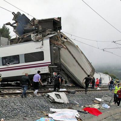 Hochgeschwindigkeitszug entgleist im spanischen Pilgerort Santiago 