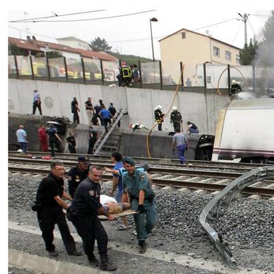 Hochgeschwindigkeitszug entgleist im spanischen Pilgerort Santiago 