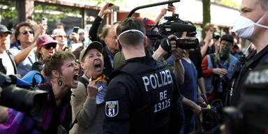 Polizei l&ouml;st Anti-Corona-Demo in Berlin auf
