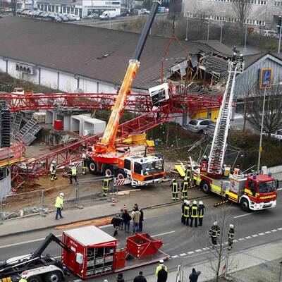 Der Kranführer wurde schwer verletzt ins Krankenhaus geflogen