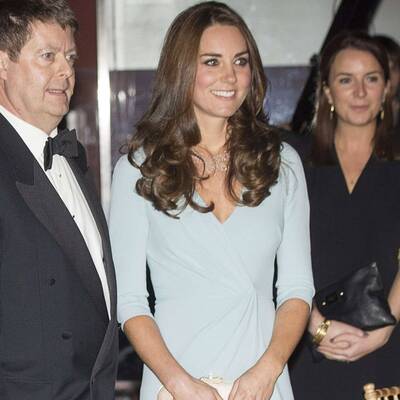 Herzogin Kate strahlend schön mit Minibauch