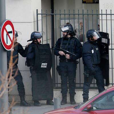 Bewaffneter nimmt Geiseln in Postamt