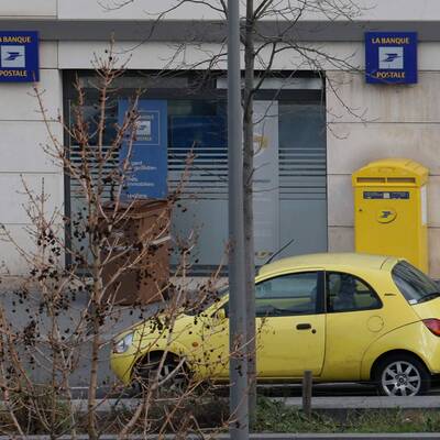 Bewaffneter nimmt Geiseln in Postamt