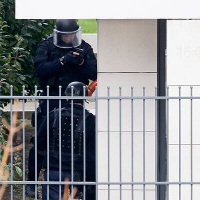 Bewaffneter nimmt Geiseln in Postamt