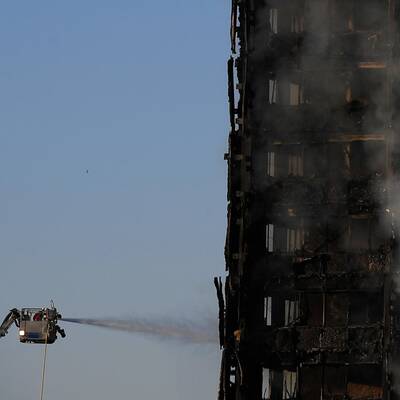 Großbrand in Hochhaus ++ Zahlreiche Verletzte ++