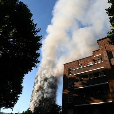 Großbrand in Hochhaus ++ Zahlreiche Verletzte ++