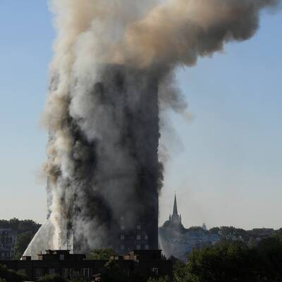 Großbrand in Hochhaus ++ Zahlreiche Verletzte ++