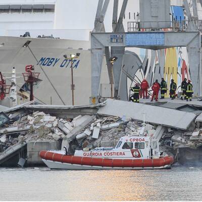 Ein Containerschiff rammte im Hafen von Genua den Tower. 
