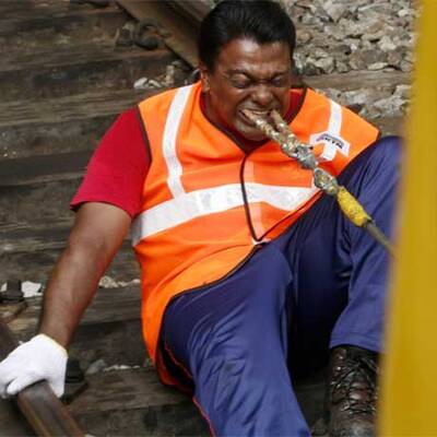 Malaie zieht Zug mit Zähnen