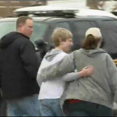 Schüler schießt in Cafeteria wild um sich