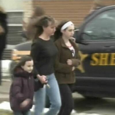 Schüler schießt in Cafeteria wild um sich