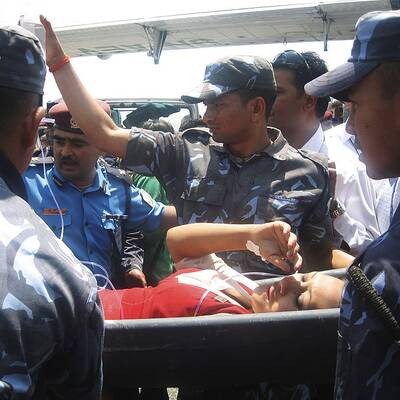 Soldaten bergen die Überlebenden