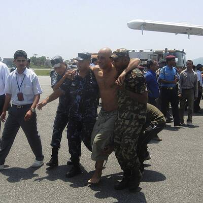 Soldaten bergen die Überlebenden