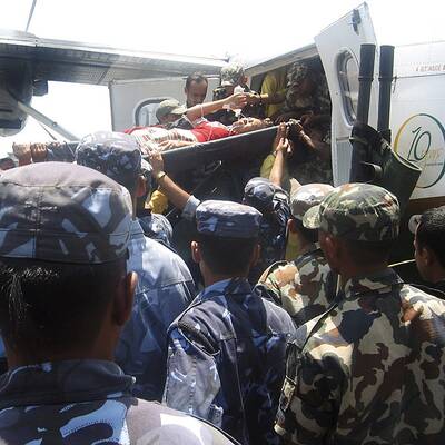 Soldaten bergen die Überlebenden