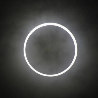 Spektakuläre Sonnenfinsternis in Asien & USA