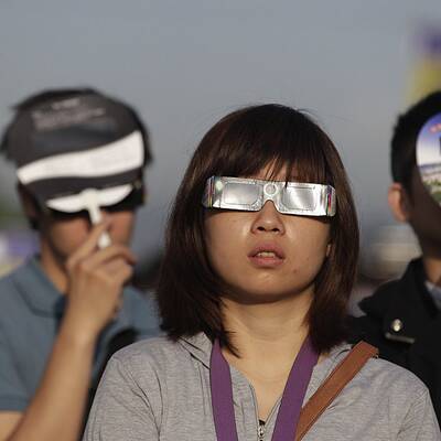 Spektakuläre Sonnenfinsternis in Asien & USA