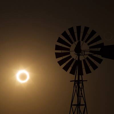 Spektakuläre Sonnenfinsternis in Asien & USA