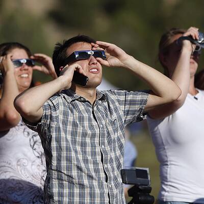 Spektakuläre Sonnenfinsternis in Asien & USA