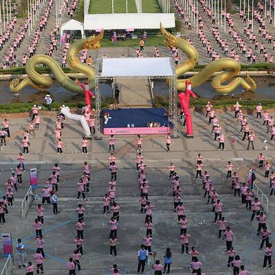 Neuer Weltrekord im Massen-Hula-Hoop 