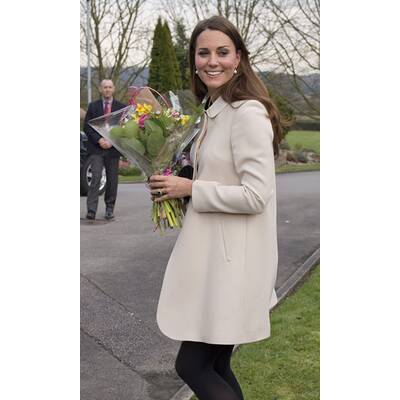 Kate kinderlieb: Sie übt schon fürs Baby